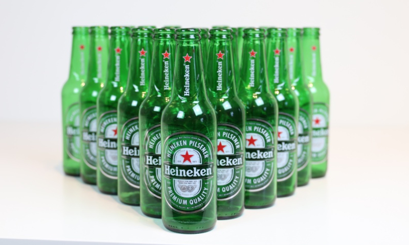 Lege Heineken flesjes in een driehoeksopstelling